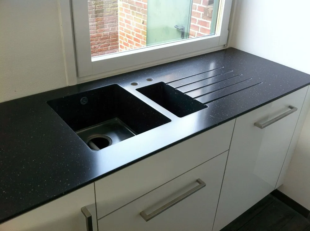 Küche mit Staron-Arbeitsfläche