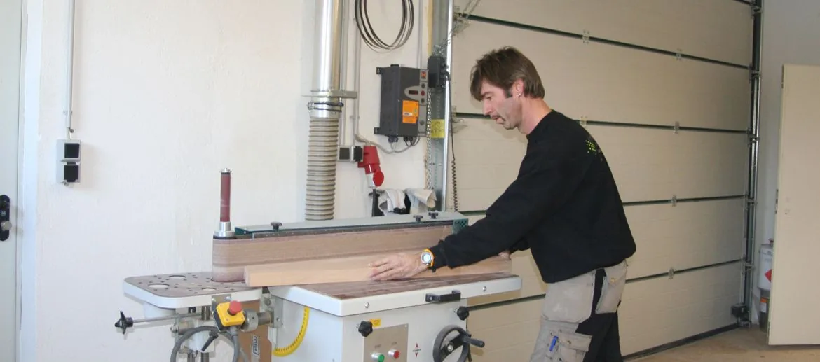 Volker Haaks bei der Arbeit an der Maschine in der Werkstatt Brackrade